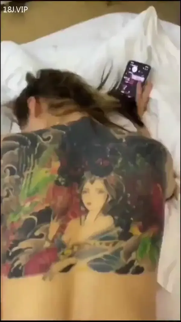 纹身骚女后入爽爆了