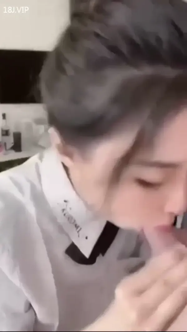美女骚货跪着吃大鸡