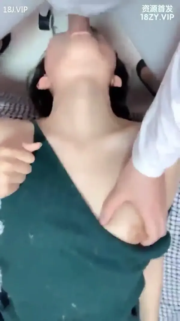 狂操骚货樱桃小嘴 封面