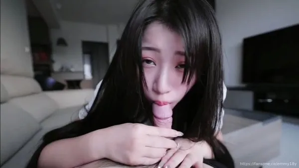 清纯福利姬 艾玛 扮演黑丝女家教用肉体帮学生释放性欲 温柔口交肉棒后直接骑乘猛摇榨精