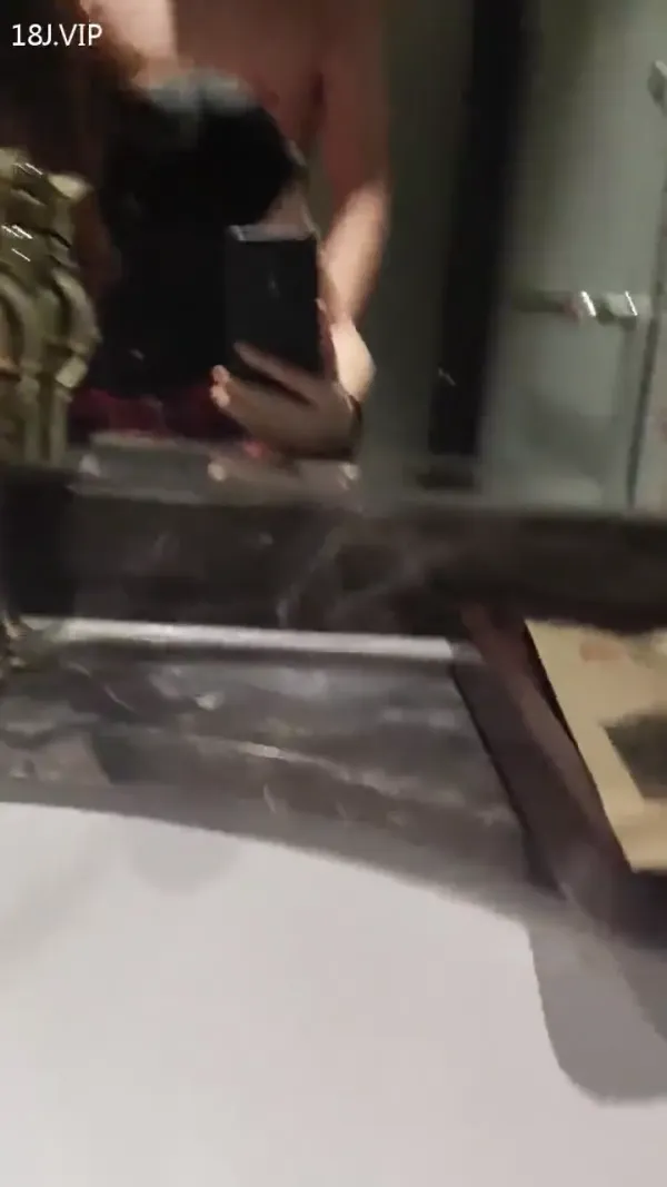 骚货对镜自拍