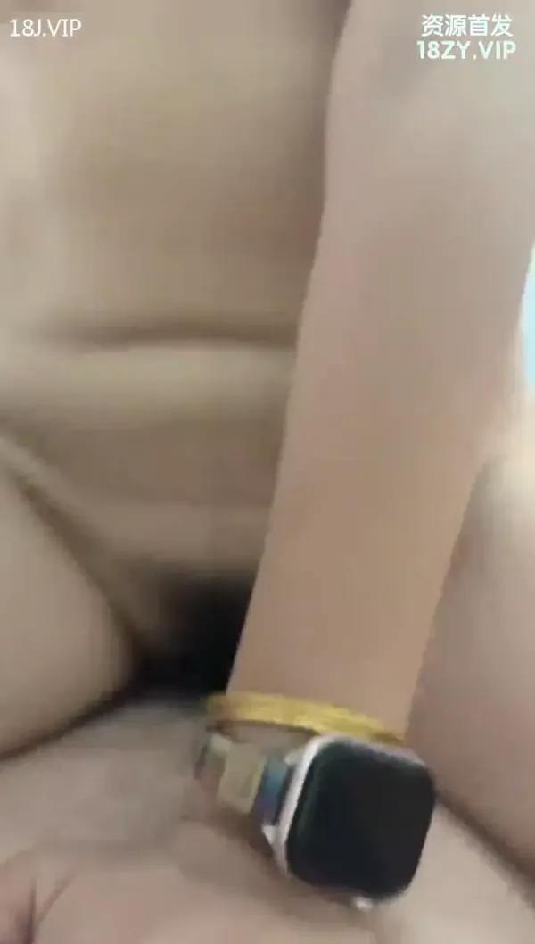骚货护士自慰海报