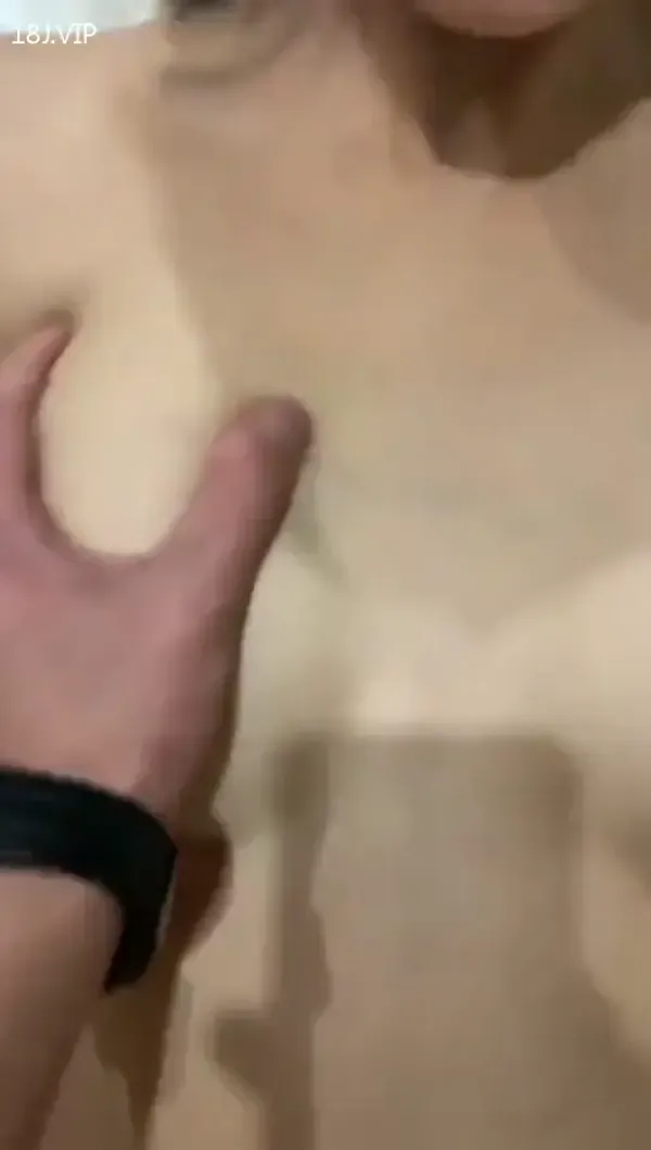 高颜值美乳少妇操着爽 封面